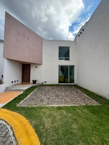 Renta casa amueblada en Fracc. con área verde. Residencial del Bosque. Plaza San Diego. Cholula