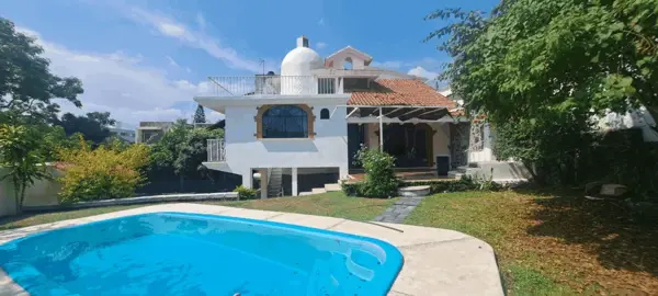 RENTA BONITA CASA SOLA AMUEBLADA O SIN AMUEBLAR. 3 RECS, 3 BAÑOS, ALBERCA, JARDIN 3 EST.