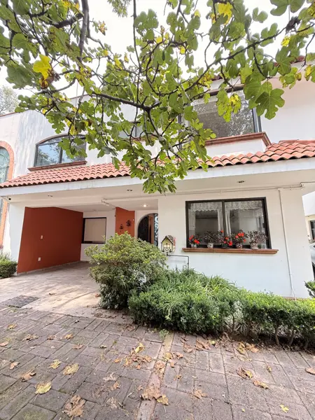 Casa en Renta Frente a Parque | 3 Recámaras, 2 Estudios y Jardín | Condominio Privado (Pet Friendly)