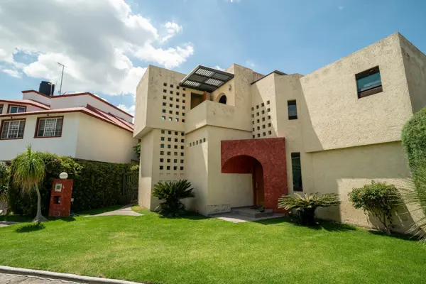 Venta de Residencia en tres niveles, estilo Contemporáneo, compuesta de sala comedor, 3 recamaras,