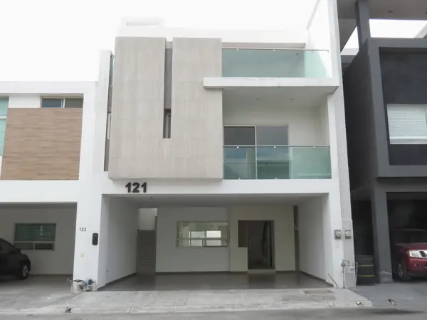 Casa en venta en La Encomienda, Escobedo, N. L. de tres niveles con cochera techada y tres recamaras