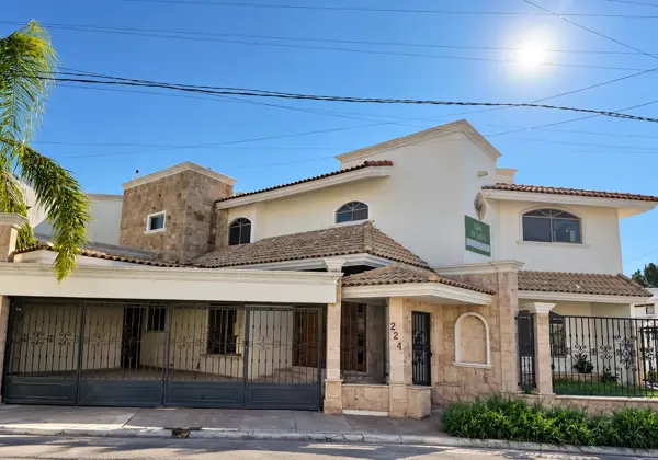 Casa en Remate en Residencial el Fresno, Torreón - Amplia Propiedad con Cinco Recámaras