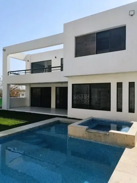 NUEVA, EXCELENTE UBICACIÓN, SECCIÓN NUEVA CON SERVICIOS OCULTOS, CUATRO RECÁMARAS, SIN MUEBLES
