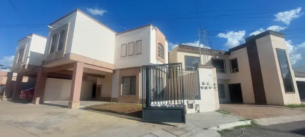 Casa en Renta en privada de 5 casas fraccionamiento privado Los Reales