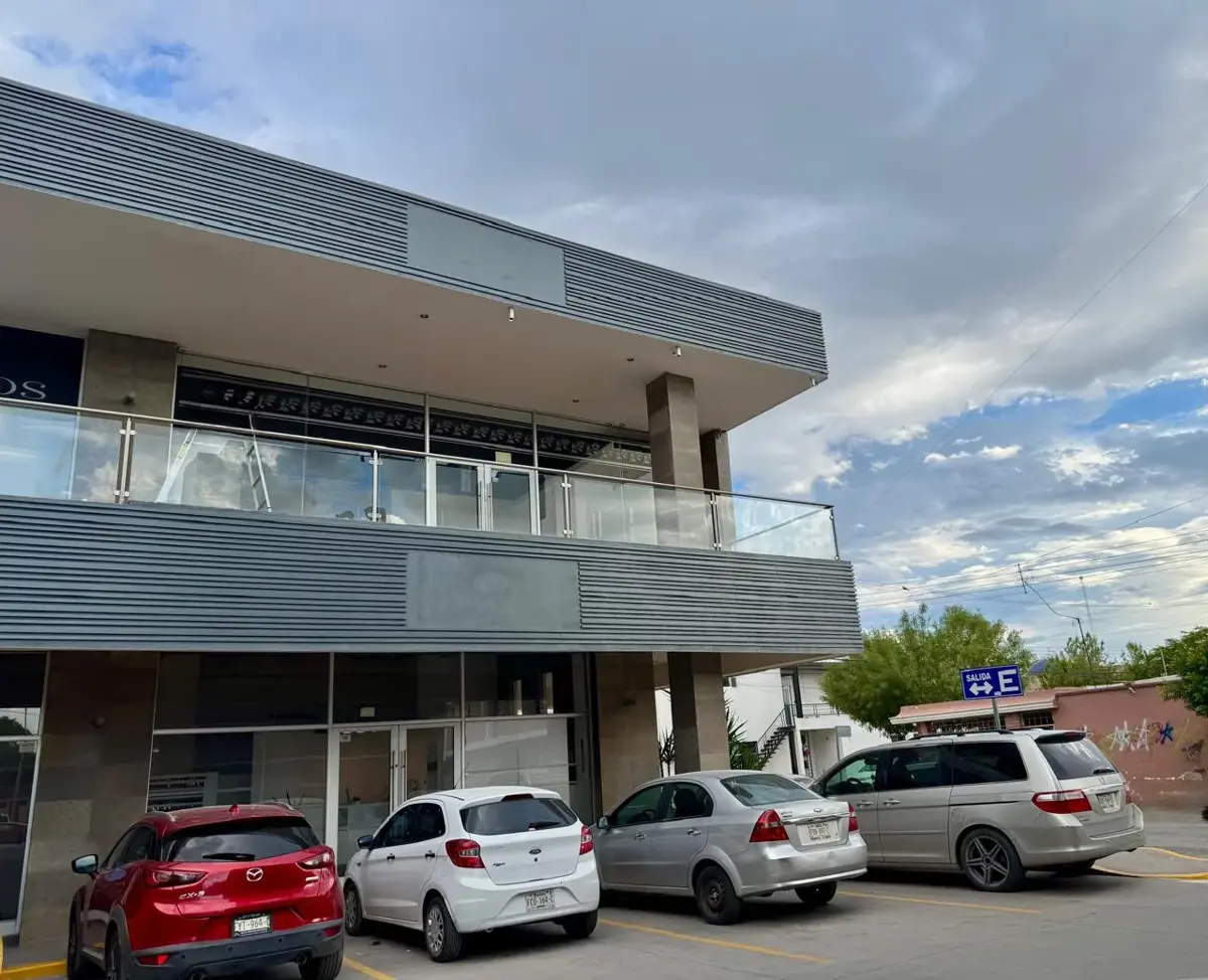 Vista 2 de LOCAL EN PLANTA ALTA Y EN ESQUINA EN RENTA EN PLAZA PABELLON 18-10 EN LA COL. ESTRELLA