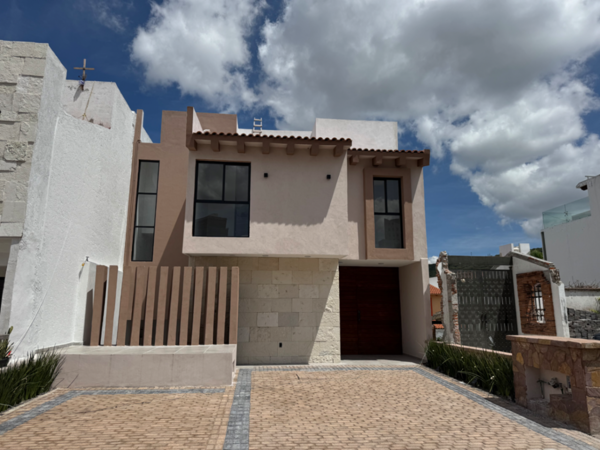 Casa en condominio con alberca en Querétaro, Claustros del Sur