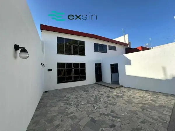 CASA DE 4 RECÁMARAS EN RENTA CON JARDÍN Y COCHERA TECHADA PARA 4 AUTOS COL. BUGAMBILIAS