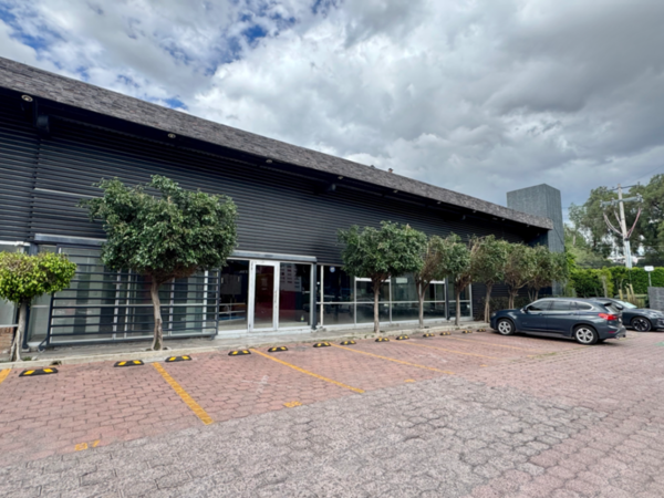 Renta de Local de 550 m2, 2 plantas, en Plaza Comercial en Alamos 2da Sección!