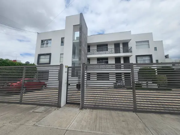 Departamento ubicado a 10 minutos de ciudad universitaria Puebla en primer nivel.