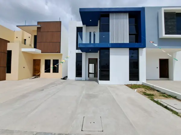 Casa nueva frente a jardín y con pasillo lateral en Residencial Punta Dorada, Manzanillo