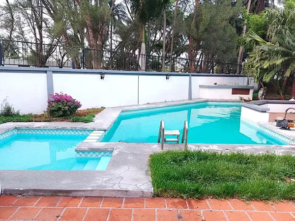 Casa en venta de 3 recámaras con alberca y amplio estacionamiento en Fracc Floresta Veracruz