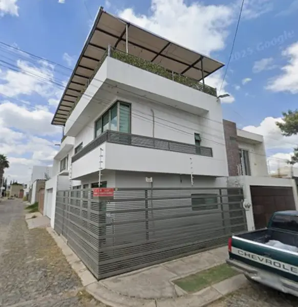 Casa en Venta en San Francisco, San Pedro Tlaquepaque con 4 Recámaras y Espacioso Terreno