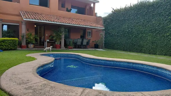 Casa en Lomas de Cuernavaca | Doble Seguridad, Alberca y Privada de Solo 5 Casas