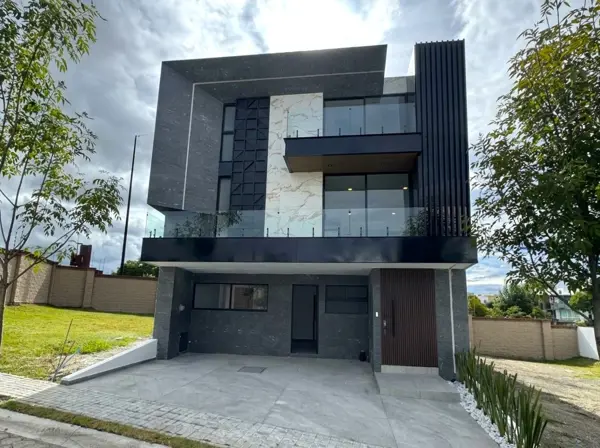 Casa en Preventa en Lomas de Angelópolis Iii con Recámara en Planta Baja , Área de Bar y Roof Garden — foto 1 de 31