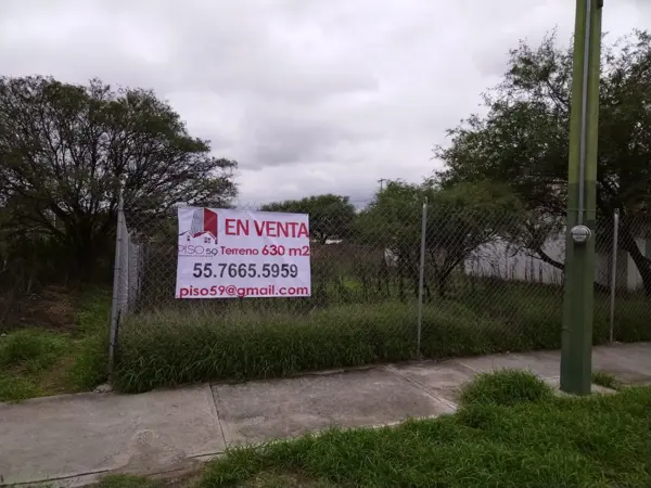 Amplio terreno plano, limpio y cercado muy cerca de Casa Club