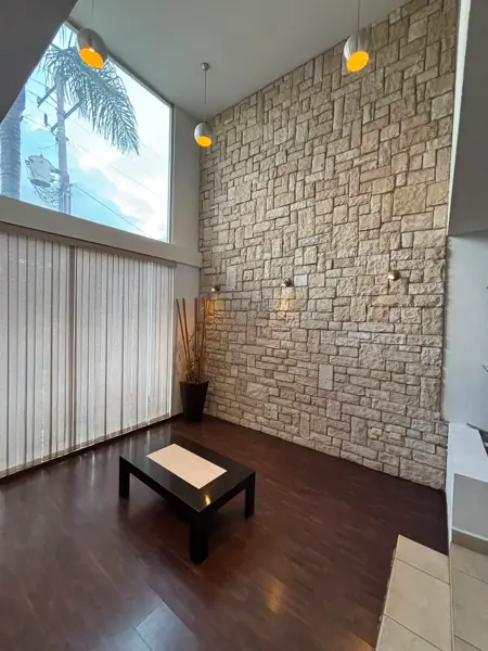 Renta Casa Habitacional en Jardines de Zavaleta, Puebla con Amplio Jardín y Seguridad