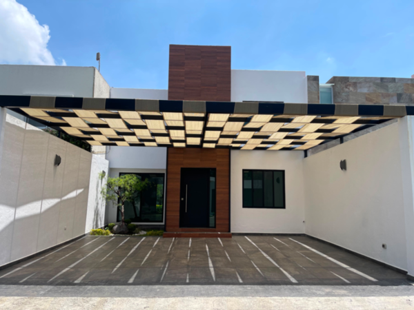 CASA EN RENTA O VENTA Fracc. Fuentes Moratilla
Atrás Constancia.Cerca autopista, VW, Hermanos Serdán