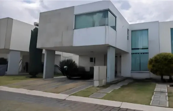 Casa en Remate en Cacalomacán Centro, Toluca: Amplia y Funcional