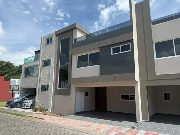 VENTA CASA HABITACION RESIDENCIAL, 4 RECAMARAS CON BAÑO C/U, RECAMARA EN PB CON BAÑO, ROOF GARDEN, Z