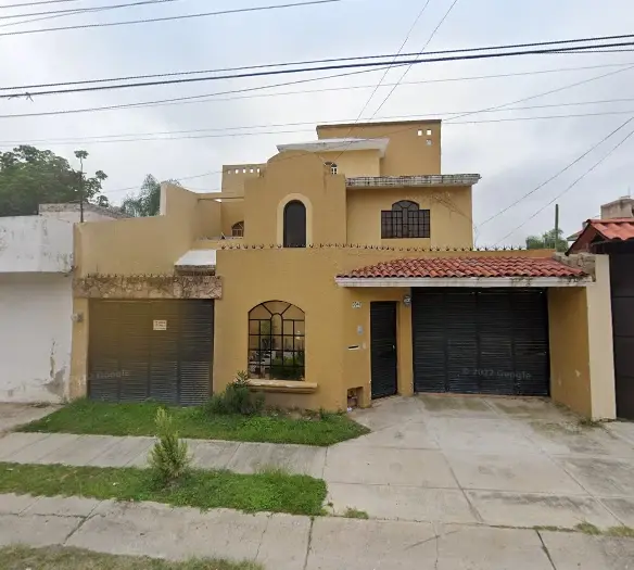 Casa en venta en Arcos de Guadalupe, Zapopan: Amplia, céntrica y con cuatro recámaras
