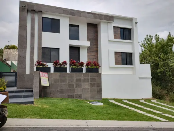 EXCELENTE RESIDENCIA, UBICADA EN SECCIÓN NUEVA,CINCO RECÁMARAS, DOS EN  PLANTA BAJA.