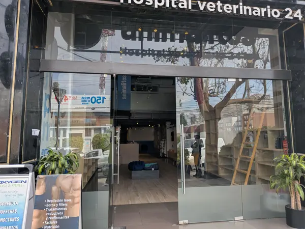 Local comercial en renta de 207m2 en Prado Norte, PB a pie de calle, 250,000 mensuales y 35,000 mantenimiento.   El local tiene acceso al mezzanine de una plaza comercial.