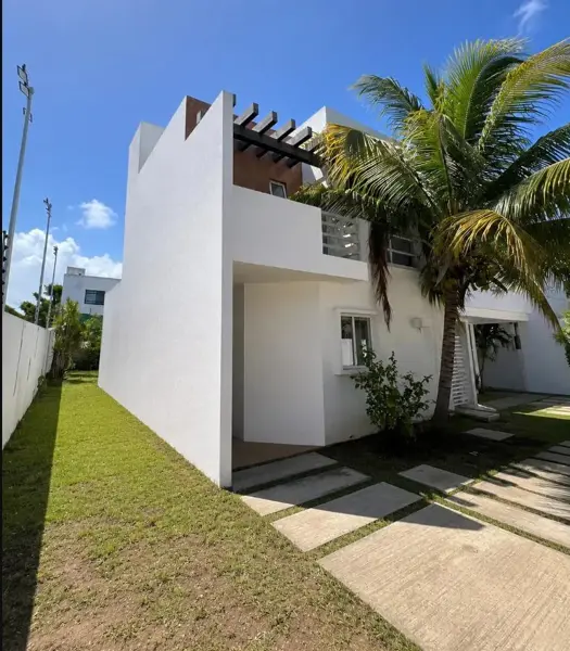CASA EN VENTA CON TERRENO EXCEDENTE EN RESIDENCIAL