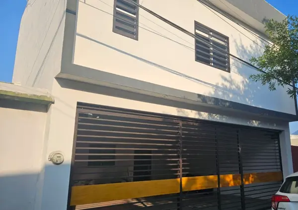 CASA MUY BIEN UBICADA DETRÁS DE TIENDA DE CONVENIENCIA Y MUY CERCA DE AVENIDAS PRINCIPALES