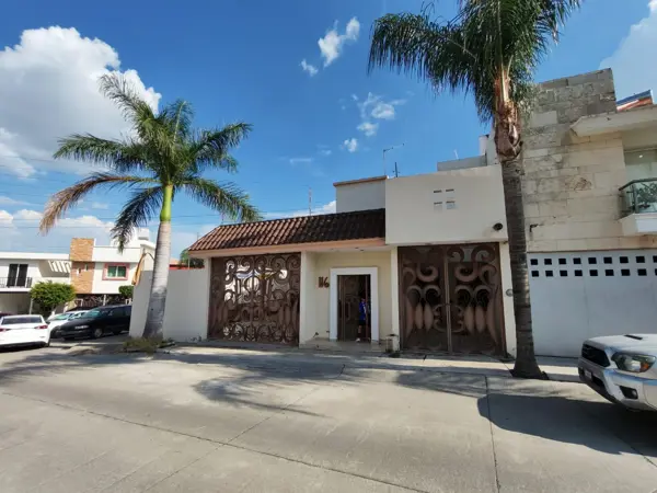 Casa en Venta La Condesa con terreno excedente!