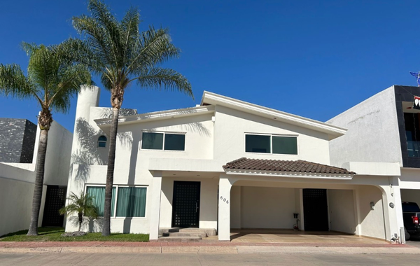 Casa amplia en renta en Fraccionamiento Hacienda Santa Fe tres niveles