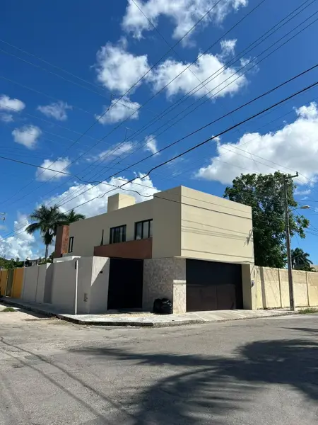 Casa en esquina en renta en San Antonio Cinta, Mérida - 2 recámaras y terraza