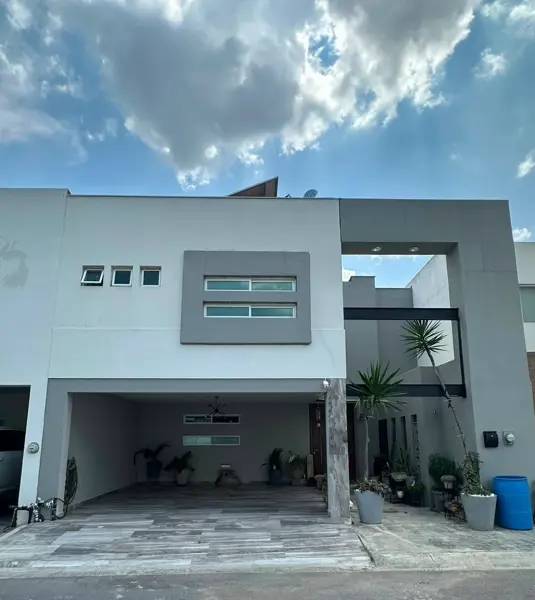 Casa en Venta en La Rioja con alberca y paneles solares, Carretera Nacional, Monterrey, N. L.