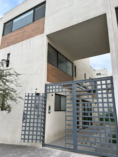 Renta de Casa EQUIPADA 3 pisos en privada Zona residencial DOMINIO CUMBRES GARCIA