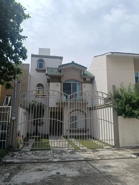 Casa en venta a unas calles del mar en Boca del Rio Veracruz