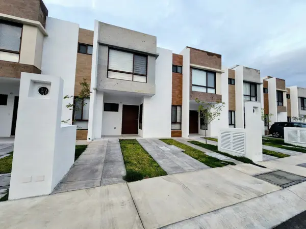 CASA NUEVA EN RENTA EN ZIBATA, CON JARDIN EXCEDENTE, 3 HAB MAS ESTUDIO