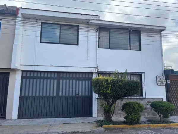 Inversionista. Venta propiedad con 2 departamentos. Col. La Hacienda, Zona BUAP