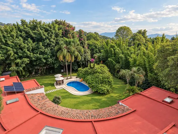 Casa en Venta en Jardines de Ahuatepec Cuernavaca con jardín y alberca