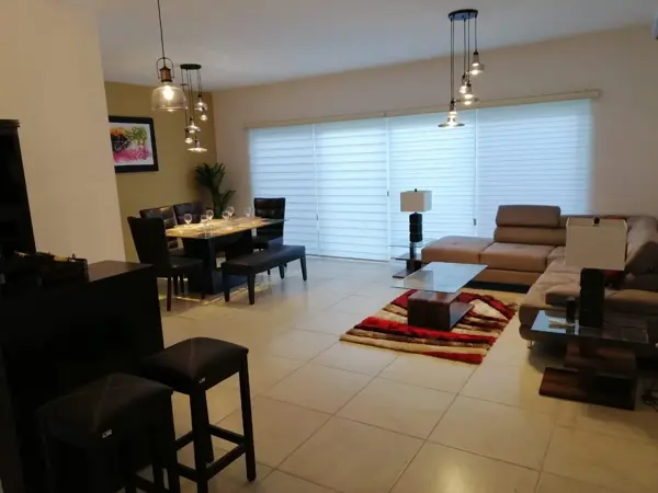 3 habitaciones
Un baño en la  habitación principal 
Un baño que comparten la