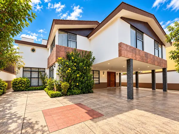 RESIDENCIA DE AMPLIOS ESPACIOS EN VENTA, RESIDENCIAL COLON, TOLUCA, MEX.