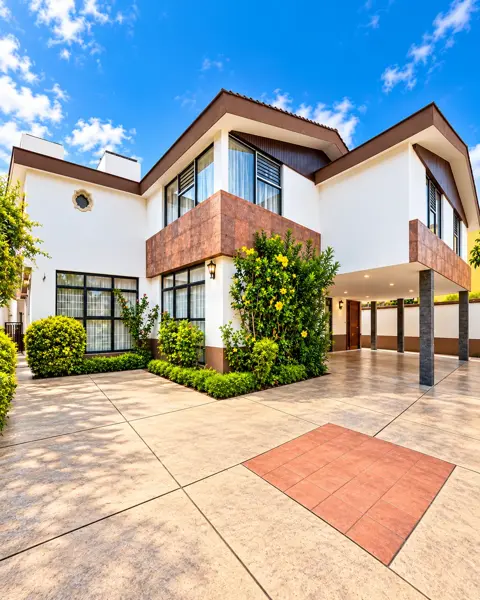 RESIDENCIA DE AMPLIOS ESPACIOS EN VENTA, RESIDENCIAL COLON, TOLUCA, MEX.