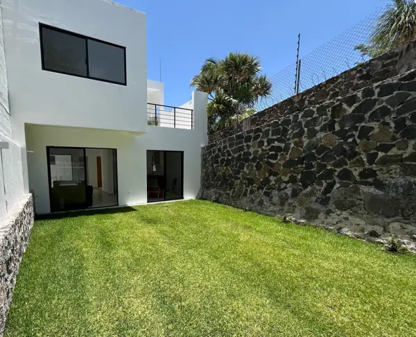 Casa en Brisas, Temixco, Morelos con jardín y alberca