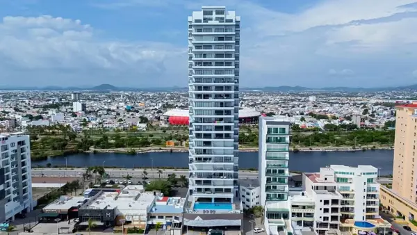 Hermosa condominio en el malecón