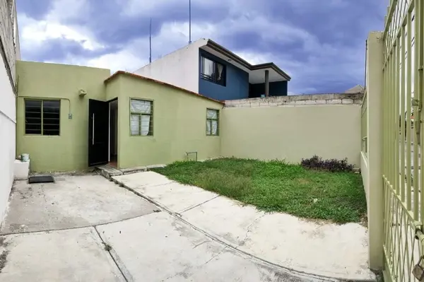 Vendo Casa de 1 piso con jardín grande y cochera para 3 autos, al sur de Puebla, Pue.