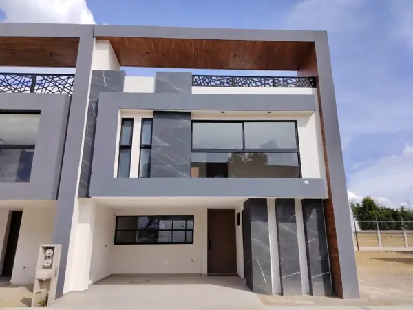 CASA EN VENTA CON 4 RECÁMARAS EN FRACCIONAMIENTO CERCA DE RECTA A CHOLULA