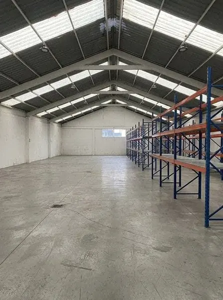 SE RENTA NAVE INDUSTRIAL CON OFICINAS, EN COL. OBRERA