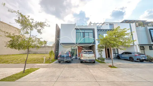 RESIDENCIA EN VENTA EN SOLARES, ZONA REAL, ZAPOPAN.