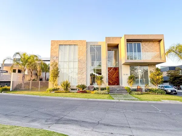 Residencia en Esquina en Venta en Villa Verona, Zapopan — foto 1 de 45