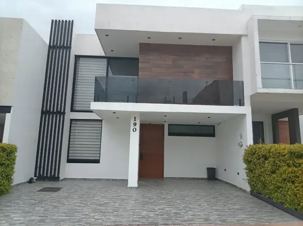 Casa en Venta en Piamonte, Irapuato – Espaciosa Residencia con Jardín y Seguridad
