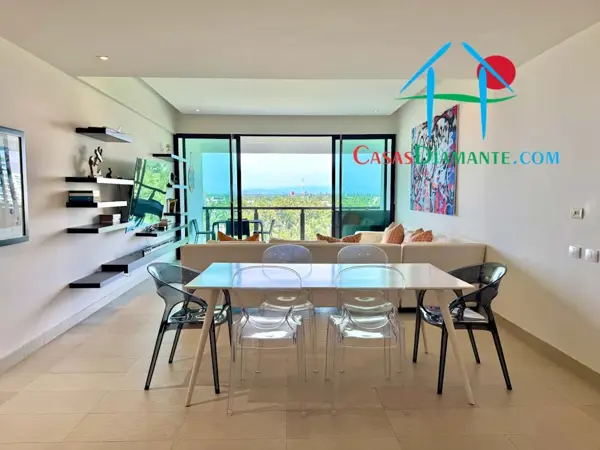 Terraza con vista a las albercas y áreas comunes