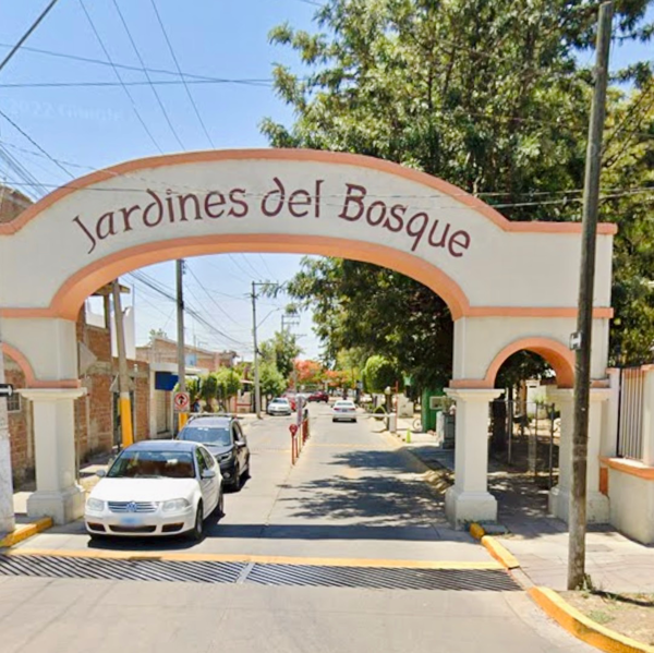 Bonita casa en venta en Circuito Jardines del Bosque 4 recámaras (una en planta baja)